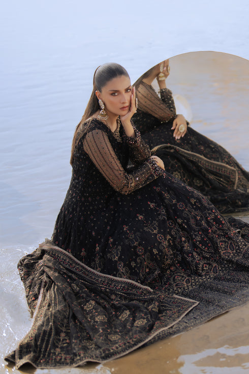 Model wearing full NAQSHI Blain set: black embellished net frock, plain straight PK raw‑silk pants, ornate dupatta with heavy embroidery & tassels.